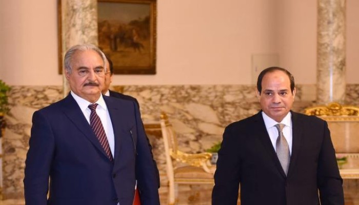 سخرية بمواقع التواصل من مؤتمر السيسي وحفتر: "مهزوم يشترط على المنتصر"