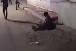 في عهد السيسي.. مسنة تركها أبناؤها تصارع الموت وحيدة أمام مستشفى حميات المنيا