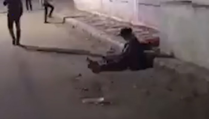 في عهد السيسي.. مسنة تركها أبناؤها تصارع الموت وحيدة أمام مستشفى حميات المنيا