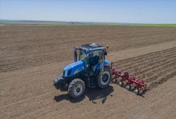 فلاح تركي يحرث أرضه عبر الأقمار الصناعية