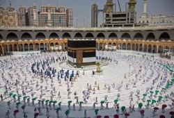 في ظل جائحة كورونا.. ضيوف الرحمن يبدؤون طواف القدوم