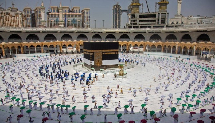 في ظل جائحة كورونا.. ضيوف الرحمن يبدؤون طواف القدوم