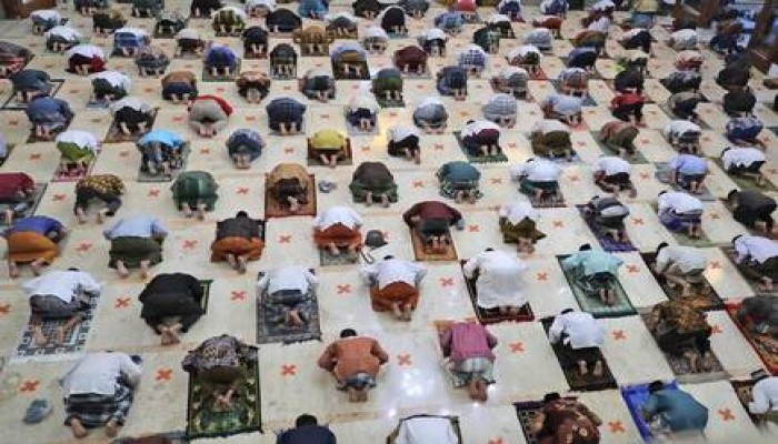 صلاة الأضحى بالمساجد والساحات.. 9 دول عربية تمنع و7 تسمح (محصلة)