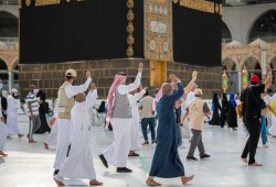 الحجاج ينهون مناسكهم ويودعون "البيت العتيق"