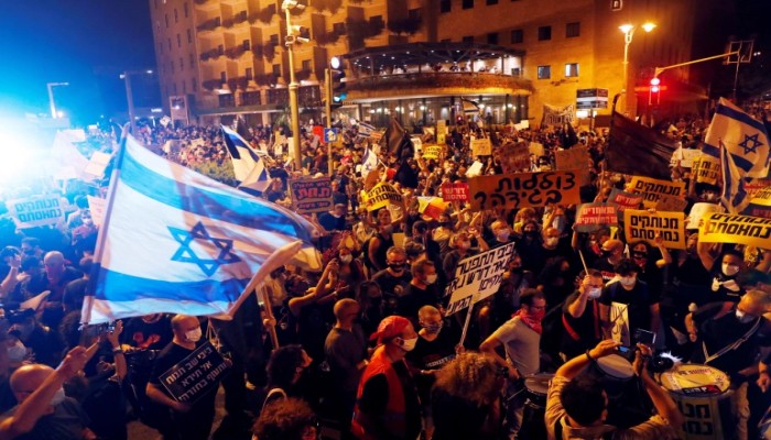بسبب كورونا والفساد.. آلاف المستوطنين يتظاهرون مطالبين برحيل نتنياهو