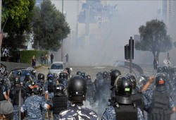 مقتل شرطي وإصابة 70 عنصرا وتوقيف 20 بمظاهرات بيروت (محصلة)