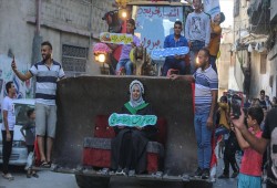 على متن جرافة.. فلسطينية بغزة تحتفل بتخرجها من الجامعة