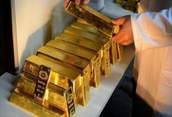 الذهب يتراجع عالمياً بضغط من قوة الدولار