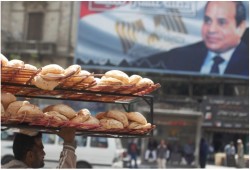 السيسي للمصريين: لا خبز ولا حرية.. هل انتهت صفقة القمح مقابل القمع؟