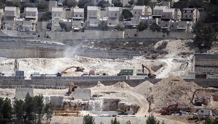 بحماية الجيش.. يهود يقيمون بؤرة استيطانية وسط الضفة