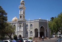 المسلمون في جنوب إفريقيا يدينون منع الآذان عبر مكبرات الصوت