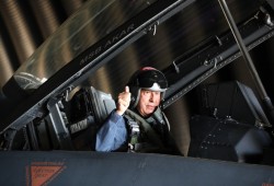 وزير الدفاع التركي يقوم بجولة خاصة بطائرة مقاتلة على الحدود مع اليونان