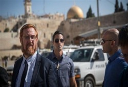 عشرات المستوطنين بينهم المتطرف غليك يقتحمون باحات الأقصى