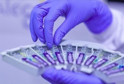إيقاف تجارب لقاح أكسفورد.. ونتائج واعدة للقاح آخر جديد