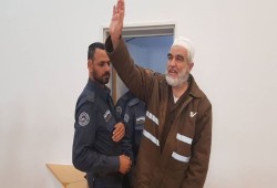 الشيخ رائد صلاح يعيش عزلًا انفراديًّا قاسيًا في ظروف صعبة