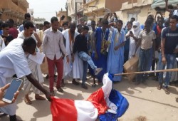 موريتانيا: حرق علم فرنسا ودعوة لمقاطعة صادراتها بسبب الرسوم المسيئة للنبي محمد ﷺ