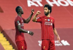 تقارير: ليفربول قد يضطر لبيع صلاح أو ماني