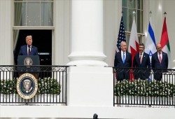 سخرية اتفاق التطبيع.. وزير خارجية الإمارات لم يعرف أين يوقع