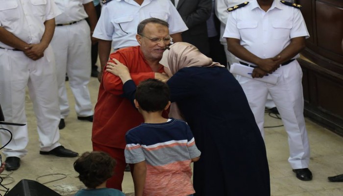 عصام العريان يلتقي بأفراد أسرته في المحكمة (صورة)