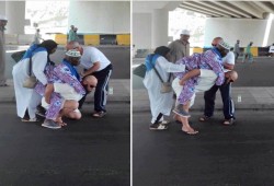 (صورة وتعليق).. شاب أوروبي مسلم يحمل على ظهره مسنًا إفريقيًا في مكة