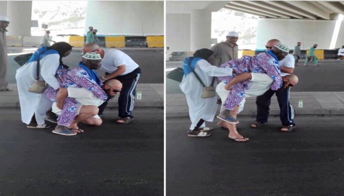 (صورة وتعليق).. شاب أوروبي مسلم يحمل على ظهره مسنًا إفريقيًا في مكة
