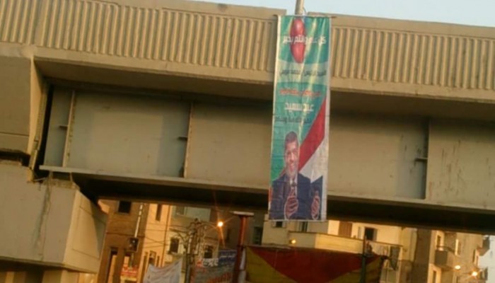 لافتات تهنئة من الرئيس مرسي للشعب المصري بعيد الأضحى في بنها (صورة)