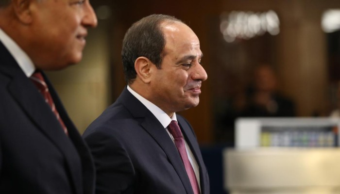 محامي مقرب من نظام الانقلاب يهاجم السيسي