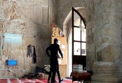 تجولوا بالأحذية والتقطوا صورًا.. جنود الاحتلال يقتحمون "مصلى الرحمة"