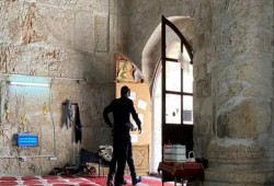 تجولوا بالأحذية والتقطوا صورًا.. جنود الاحتلال يقتحمون "مصلى الرحمة"