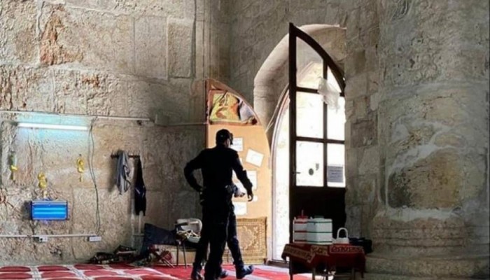 تجولوا بالأحذية والتقطوا صورًا.. جنود الاحتلال يقتحمون "مصلى الرحمة"