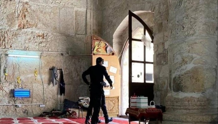 تجولوا بالأحذية والتقطوا صورًا.. جنود الاحتلال يقتحمون "مصلى الرحمة"