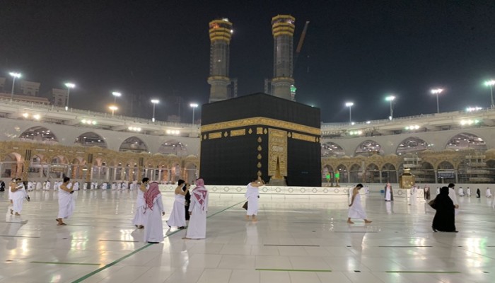 شاهد وصول أول أفواج المعتمرين بعد استئناف استقبالهم