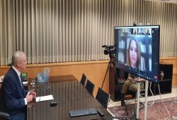 حماس تدين لقاء صحفيين عرب مع غانتس: أي تواصل مع مجرمي الحرب معيب