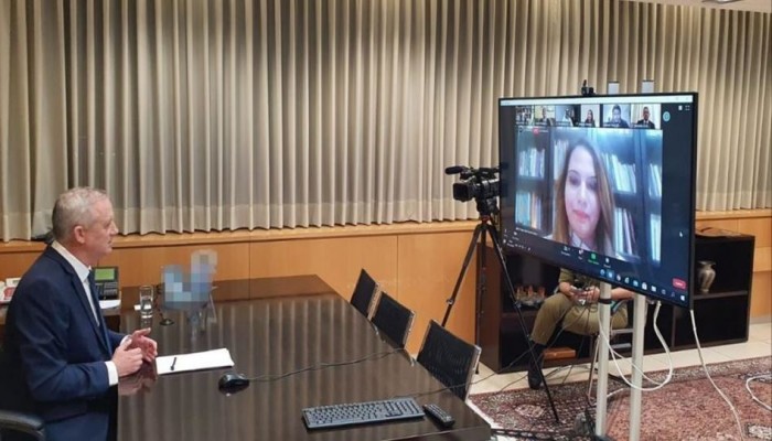 حماس تدين لقاء صحفيين عرب مع غانتس: أي تواصل مع مجرمي الحرب معيب