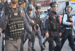 الاحتلال يعتقل اثنين من حراس الأقصى ويواصل استهداف العيسوية