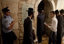 مستوطنون يؤدون طقوسا تلمودية على أبواب الأقصى وفي شوارع القدس