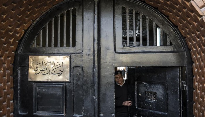 منظمات حقوقية: سوء المعاملة يدفع محتجزي "استقبال طرة" للإضراب