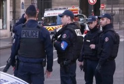 فرنسا: اعتقال رئيس جمعية إسلامية بشكل مهين وإغلاق 73 مسجد