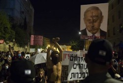 يديعوت: كورونا ونتنياهو يلحقان بمجتمعنا خسائر كبيرة