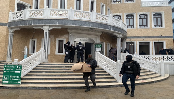 وزير العدل التركي يدين دخول الشرطة الألمانية مسجدا بالأحذية ببرلين