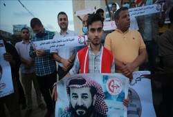 غزة.. فلسطينيون يتضامنون مع الأسير ماهر الأخرس