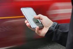 بريطانيا تمنع شركات الاتصالات من بيع الهواتف المقفلة