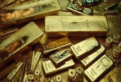 تنامي مخاوف "كورونا" تصعد بالذهب