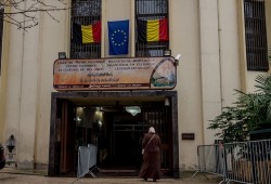 توقيف مدرّس بلجيكي عرض على تلاميذه صورة ساخرة للنبي ﷺ