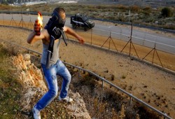 إصابة جندي صهيوني بزجاجة حارقة في الخليل