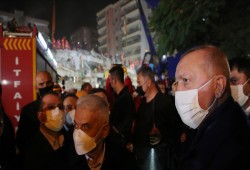 أردوغان يتفقد سير أعمال البحث والانقاذ في إزمير