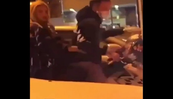 فتاة سعودية تشهر سلاحها على المارة في الطائف (شاهد)