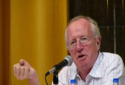 وفاة الصحفي البريطاني الشهير روبرت فيسك