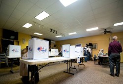 مكالمات آلية تطالب الأمريكيين بعدم النزول للتصويت.. ما السبب؟