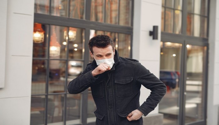 خبراء: رذاذ السعال ينقل فيروس كورونا لهذه المسافة